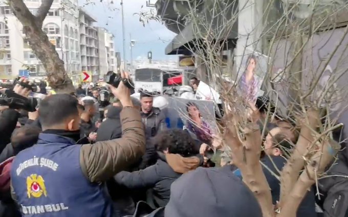 İki gazetecinin öldürülmesini protesto eden gazetecilerden yedisi tutuklandı